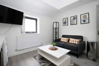 \"Luxury Redefined:Cardiff 1-bed\"