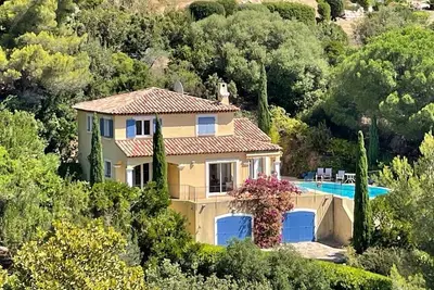 Image de Villa au calme située avec de belles vues sur la mer et une piscine privée.