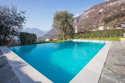 Image de Ossuccio Grande apartment \"B\" sleeps 8 with pool by Italian Apartments.