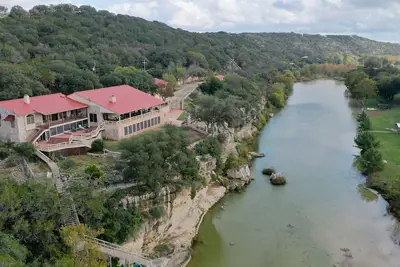 Image de \"The Cliff House\" Riverfront with incredible views! Sleeps 18!