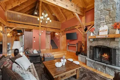The Lazy Bear Chalet-4 Miles to Mt. Snow w/ Hot Tub