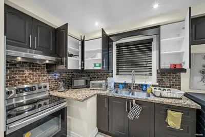 Image de Luxury Renovated 3 Bedroom Home in North York\n