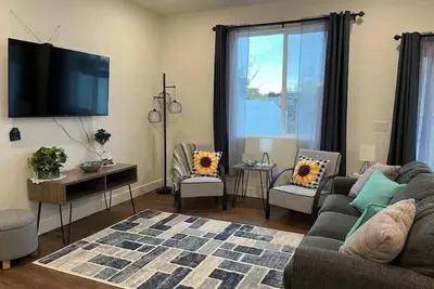 Image de Cozy, Modern home in Lindon.