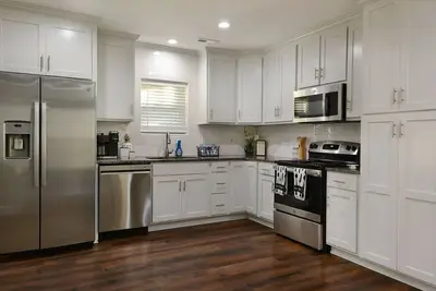 Image de ⭐Lovely Large Historic Remodeled Home⭐ Unit B