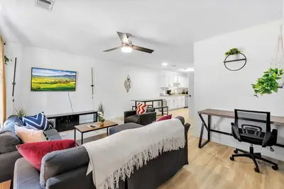 Image de Contemporary and Lux Townhome - 5 mins to Fsu