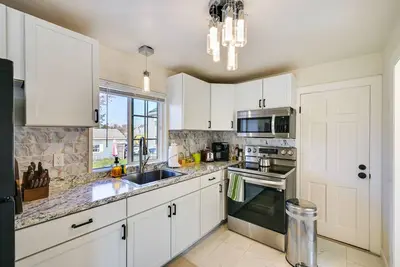Image de 1 Mi to Downtown Salem: Studio w/ Fire Pit Access