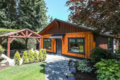 Image de Modern 2br oceanfront apartment for sun, ski or mountain biking!