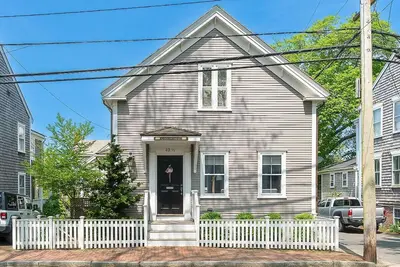 Image de A Little North of Sanity\n * 3 Minute Walk to Main Street! *Ground Floor Bedroom