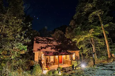 Image de Red Door Lake House, Hocking Hills, WiFi, Hot Tub, Romantic suite, Luxury.