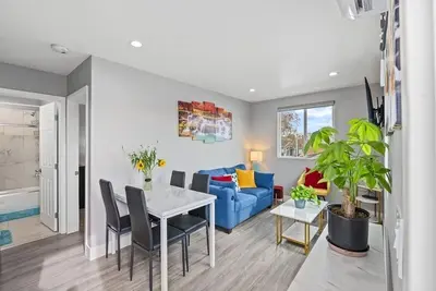 Image de A cozy, newly built, urban retreat in the heart of Los Angeles!