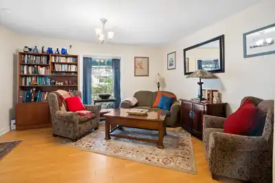 Image de The Blue Moon House has 5 bedrooms, each with a private bath, plus kitchen, dining and living area.