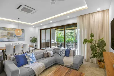 Image de 3 Bedrooms 2. 5 Bath Luxury Stylish Condo Hacienda Pinilla