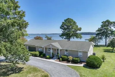 Image de Beautiful waterfront family friendly home.