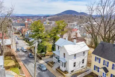 Image de Newtown Retreat: Award-Winning Renovation + Ideal Location