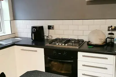 Image de West Stret Retreat. \n\nCozy 2 bedroom house near shops and train station.