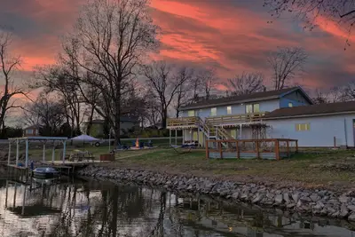 Lakefront 5br - Fire Pit, Kayaks, Game Room, Water Toys, & More!