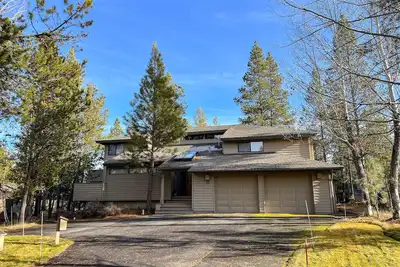 Image de Spacious home with private hot tub, deck, fireplace, & W/D