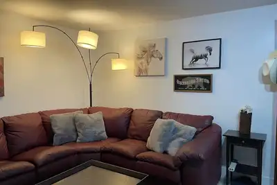 Image de Newly-Finished, Spacious, Country Basement Suite