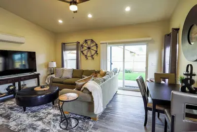 Image de Modern 2 Bedroom Home Outdoor Patio & Fenced Yard