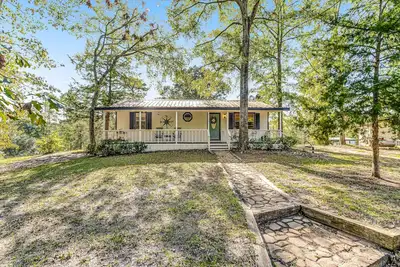Image de Dog-friendly home near lake with firepit, board games, patio, deck, washer/dryer