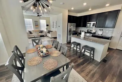 Image de Newly Furnished: 3br Retreat w/ Office in Quiet Neighborhood 20 Min From Denver