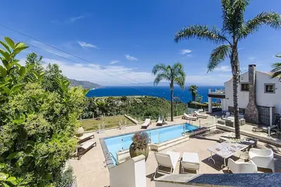 Image de Villa Edipo Grande: A bright three-story villa which faces the sun and the sea, with Free Wi-Fi.