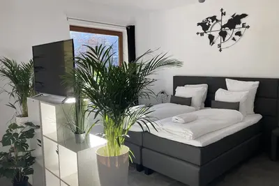 Image de Studio Apartment mit Balkon, am See mit Privat Badestrand. Haustierfreundlich!