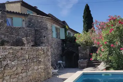 Image de La Closerie de la Cèze, vue imprenable sur les vignes et le coucher de soleil.