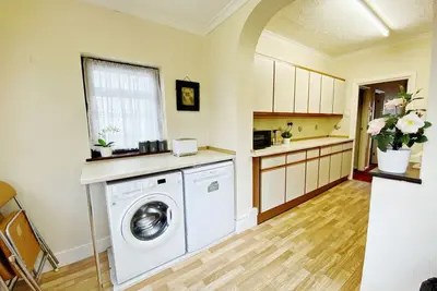 Image de Barking London Sleeps 12- Parking - train/tube airport