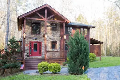 Image de Secluded Log Cabin w/ Spa Tubs, Creek Access – Near Pigeon Forge, Sleeps 9