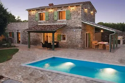 Belle maison de 3 chambres à Tinjan