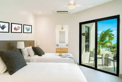 Image de Crown Jewel 4 bedroom Penthouse sits on the ocean!