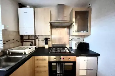 Image de Central Semi - Detached Home with Private Parking!