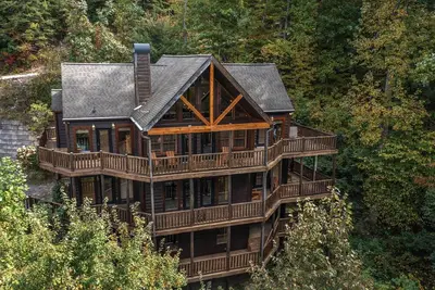 Image de Secluded 6 Bdr Cabin w/ Game Room & Theater – Minutes from Smoky Mountain Park!