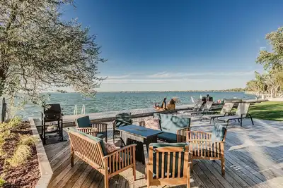 Image de Gather & Relax! 9 Beds, 2 Kayaks & 2 SUPs, Shallow Swimming, Fire Table, Games!