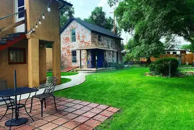 Image de Amazing historic 1800s Carriage House!