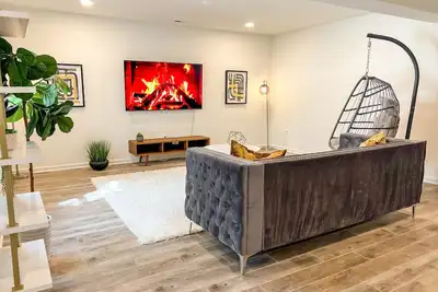 Image de The Sapphire - Luxury Basement Suite Close to I-66 • Queen Beds • 2000 sqft