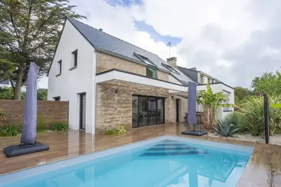 Image de Maison de vacances avec piscine privée.