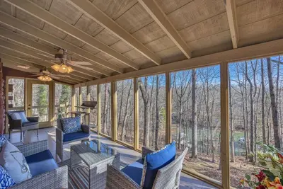 Cabin On Lanier With Deep Water Dock!