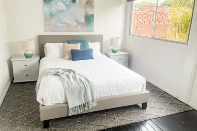 Image de Large 4 bdrm Freshwater House. Walk To Beach. Pet friendly. Huge Yard