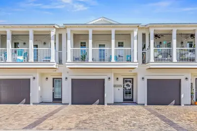 Image de Centrally located and updated beach retreat in resort-style community!