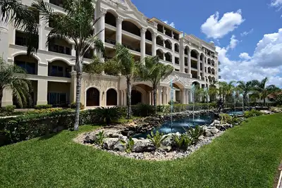 Image de Luxurious Beachfront Condo at the world famous Landmark of Cozumel.