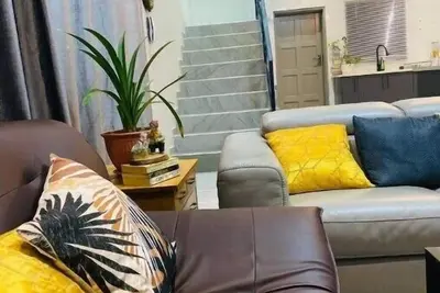 Image de modern, two-story luxury house\n\n