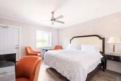 Image de Private Lakefront Cottage 10bdr & Sleeps up to 30! \n