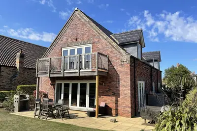 Image de 2 4 bedroom cottages sleeping 16 in 8 bedrooms - pool and beach access included