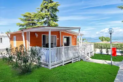 Image de Maison mobile avec climatisation, terrasse et piscine