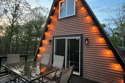 Image de Secluded A frame cabin close Dells, Brand New Hot Tub, firepit, grill.