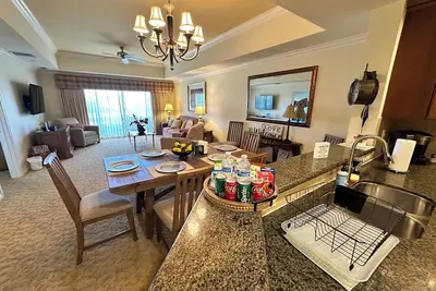 Image de Beautiful Villa at Reunion Square!