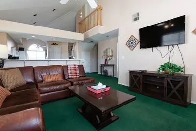 Image de 3 Br w/ Loft ~ Golf Course View ~ Sunroom ~ Free Tickets Included! (Fw9-6)