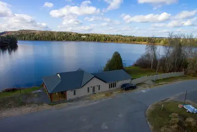 Image de Bright and Beautiful Brand New Cozy Lake Front Cottage in Bancroft